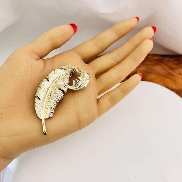 Vintage Gerry's Brooch Gold Tone Feather with Faux Pearl Signed 4152 - Picture 4 of 8